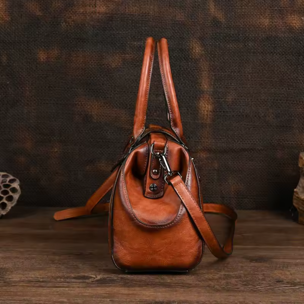 Florina - Handtasche aus Leder mit Gravur und floralem Muster