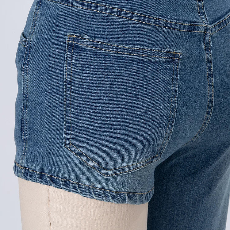 Astra - Trendige asymmetrische Denim-Shorts mit einem Schulterträger
